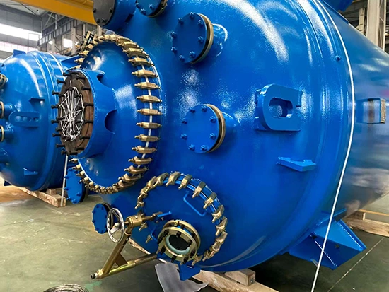 Manhole Berlapis Kaca