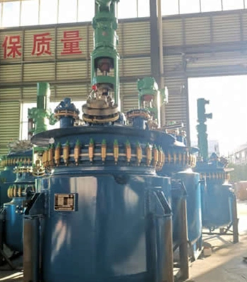 Reaktor dengan penutup kepala bukan standard