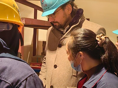 Pemeriksaan peralatan di tapak oleh pelanggan Belanda